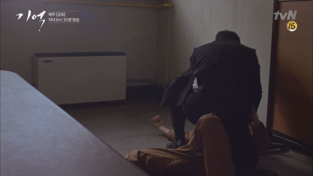 이성민 분노에 이성 잃고 폭행! 너 같은 놈 때문에 내 아들이 죽었어!