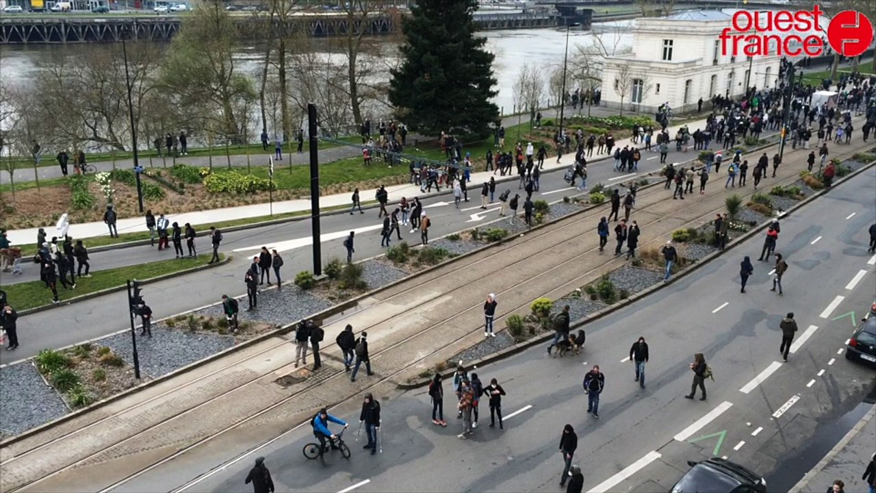 Le 31 mars à Nantes, des poubelles brûlent pendant la manif