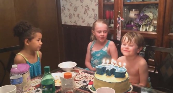 Un garçon ne veut pas du bisou de sa copine