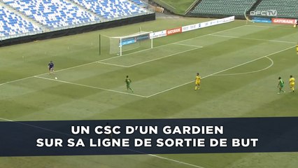 Un contre son camp splendide d'un gardien sur sa ligne de sortie de but
