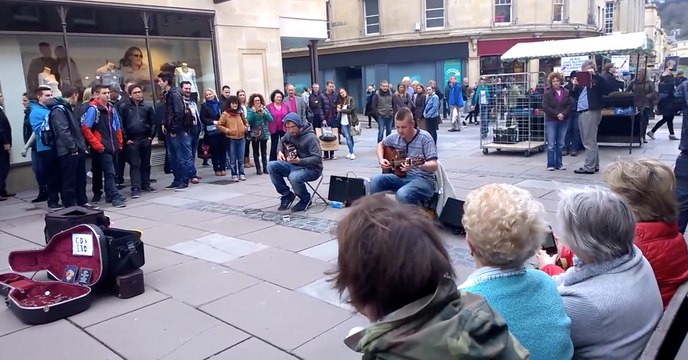 2 músicos a tocar na rua que nos deixam colados ao ecrã durante 10 minutos