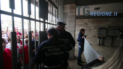 Proteste a Viareggio dei bambini contro la chiusura della piscina
