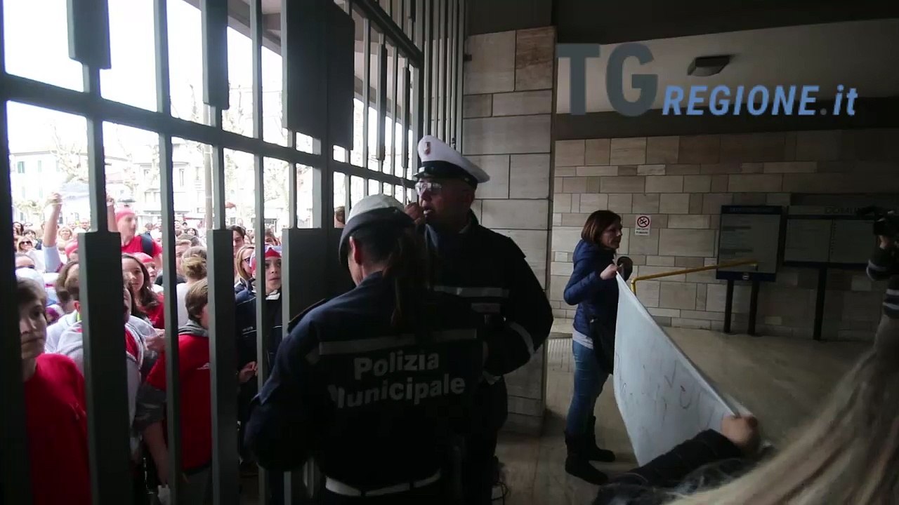 Proteste a Viareggio dei bambini contro la chiusura della piscina