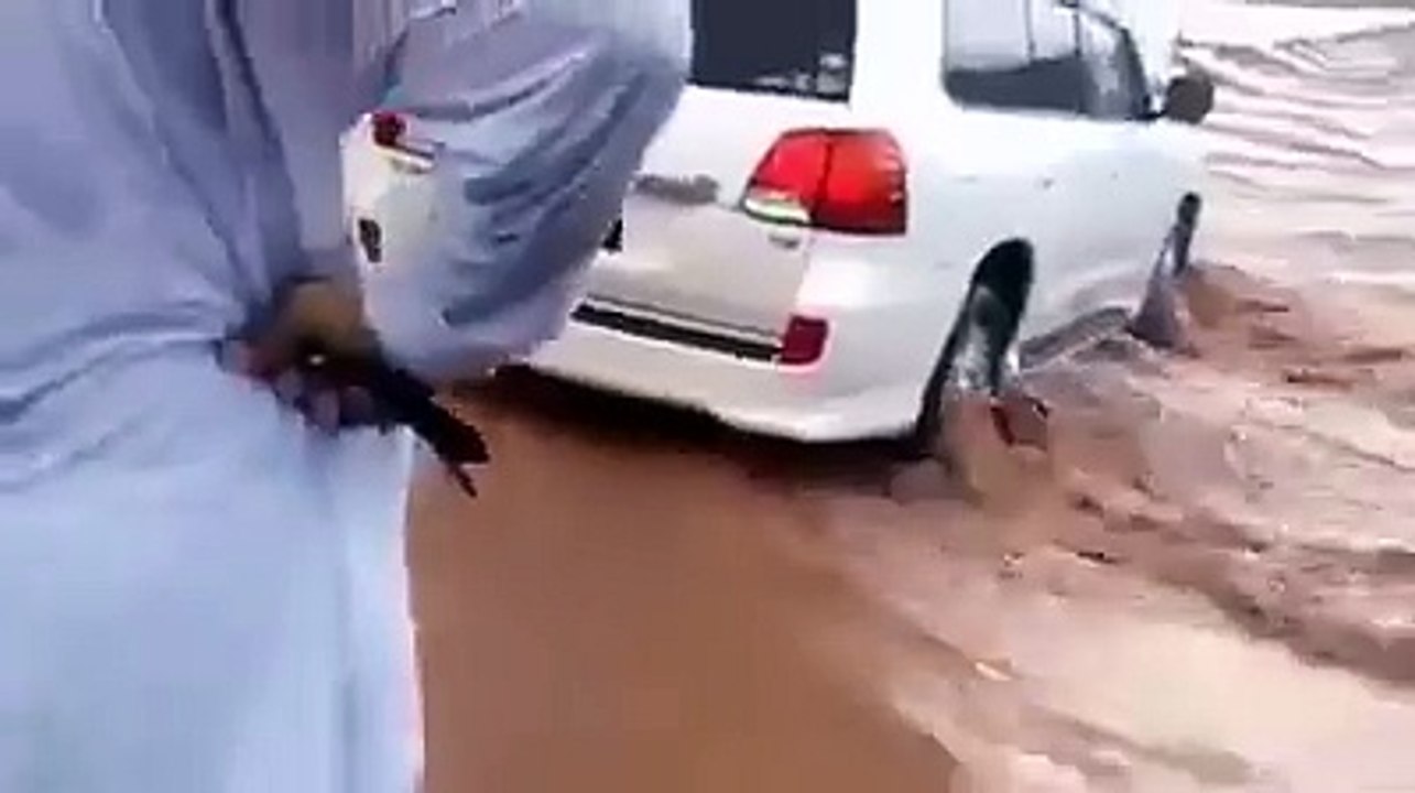 imran khan croos the flood water bravely.