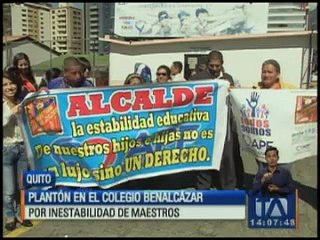 Plantón en el colegio Benalcázar por inestabilidad de maestros