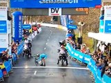 Curiosa celebración de Diego Rosa, tras ganar Vuelta al País Vasco