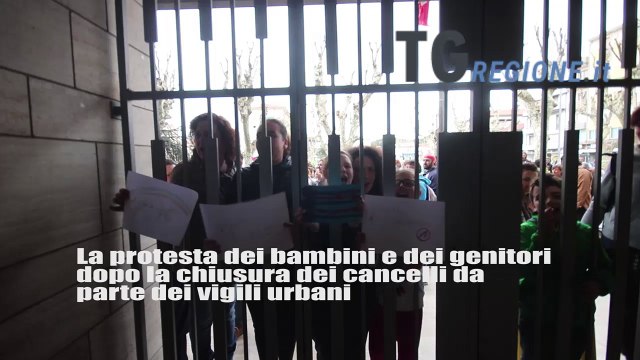 viareggio, la protesta dei genitori dopo la chiusura dei cancelli nei confronti dei bambini