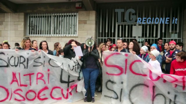 Viareggio presidio dei lavoratori e dei bambini dopo la chiusura della piscina comunale