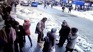 Moment huge snow chunk fell injuring two pedestrians in Turkey - BBC News