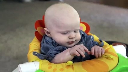 Un bébé malvoyant sourit en voyant sa mère pour la première fois