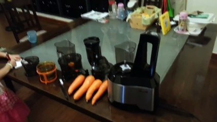 ★ Juicer makes fresh carrot juice at home!
