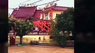 GILAAA !!!!! Video Amatir 2 Rumah Hanyut Terbawa Banjir Di Medan 08 Februari 2016