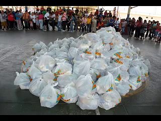 Denunciaron que les dan bolsas de comida por firmas contra la ley de amnistía