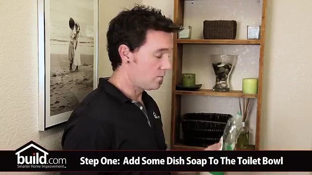 Il verse du liquide vaisselle dans ses toilettes, une astuce géniale ! Vous devez tester à la maison...