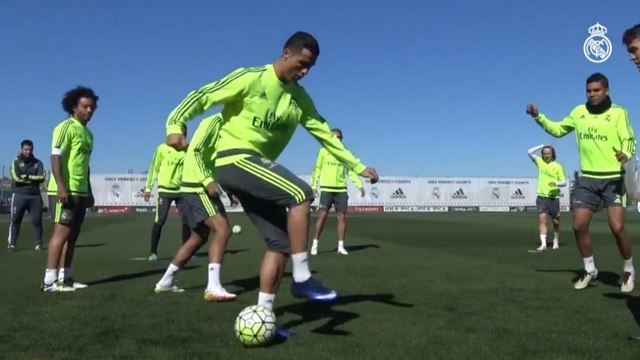 CR7 mostra muita categoria em roda de bobinho no treino do Real