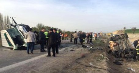 Cenaze Aracı ile Hafif Ticari Araç Çarpıştı: 4 Ölü, 2 Yaralı