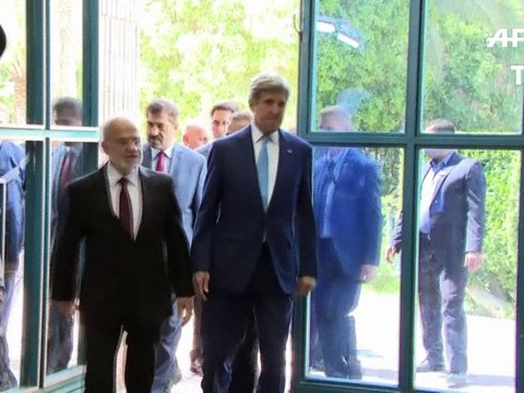 Irak: à Bagdad, Kerry promet de faire monter la pression sur l'EI