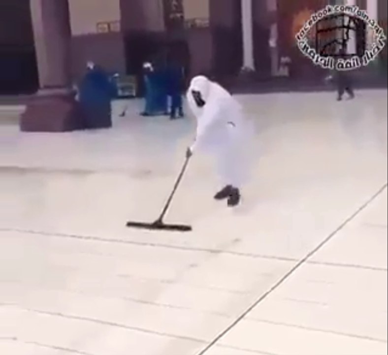 Sheikh Sudais (imam e kabah)  cleaning Masjid Nabwi Madina