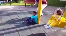 İnsanoğlunun ne kadar alçalabileceğinin kanıtı- İstanbul'daki bir oyun parkında 'havadaki uçak bomba atacak' diye korkutulan Suriyeli küçük çocuk.