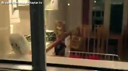 James Bond bu kedinin yanında halt etmiş =D