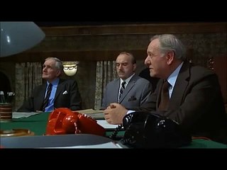 James Bond - Q (Desmond Llewelyn) "El hombre de la pistola de oro".wmv