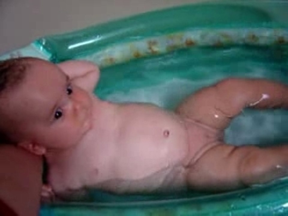 Ysaline prend un bain de folie