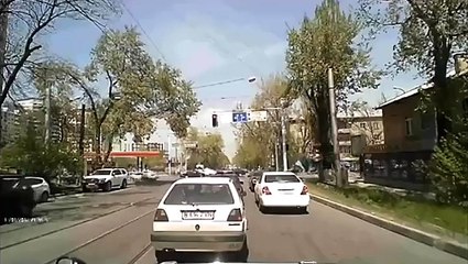 Un motard se crashe violemment dans une auto