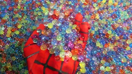 ORBEEZ BATH EXPLOSION - SPIDERMAN & SPIDERBABY vs Venom !!