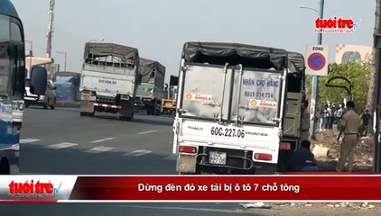 Dừng đèn đỏ xe tải bị ô tô 7 chỗ tong