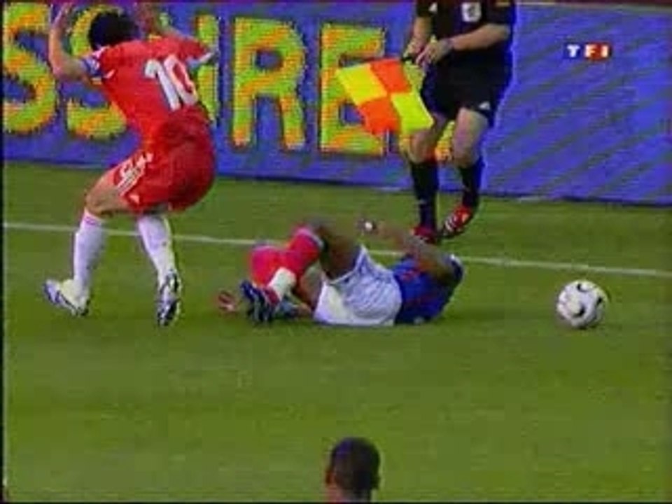 Djibril.Cisse.-.Fracture.Jambe.-.France.Chine.2006.FRENCH.TV
