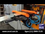 Alimentador automático de chapas trabalhando em uma prensa com ferramenta progressiva