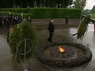 На Януковича упал венок.flv