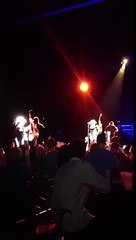 Brad Paisley gives away a guitar