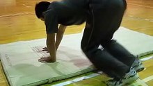 マットを使った運動遊び⑤　支持での川跳び
