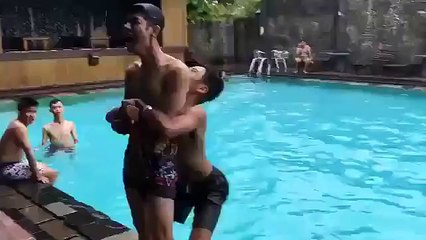 Pourquoi il faut mieux éviter de faire de catch au bord de la piscine