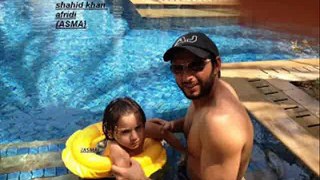 Shahid Afridi and his Family pictures