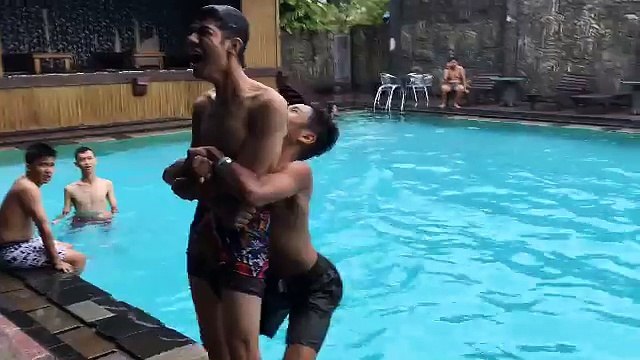 Il réalise un suplex au bord de la piscine
