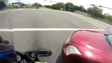 Un motard pourchassé par un automobiliste