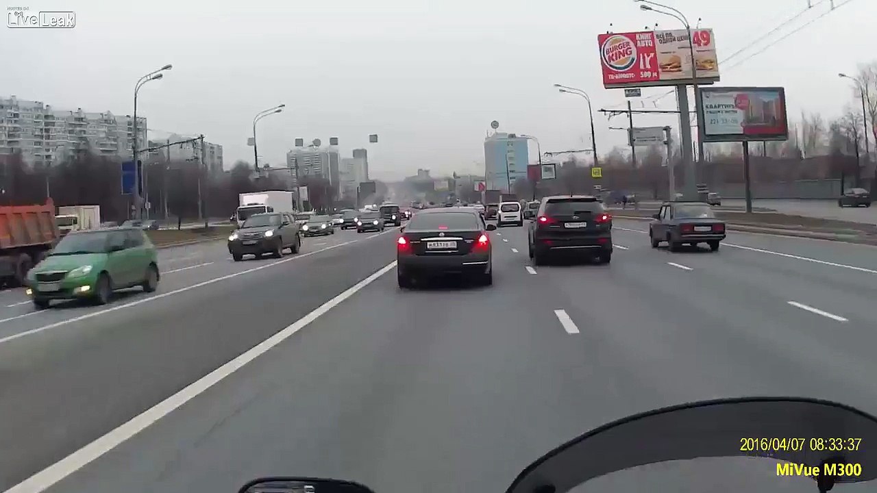 Accident d’un motard qui remonte les files de voiture