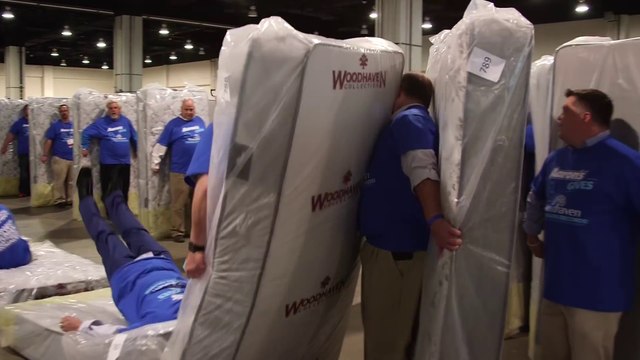 1200 matelas humains tombent comme des dominos pour ce record du monde stupide