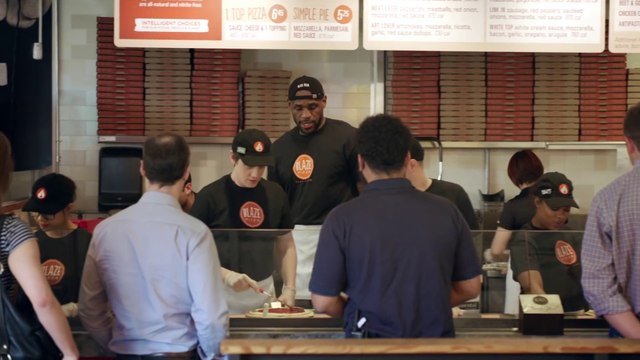 Un champion de Basket sert votre Pizza ! LeBron James - NBA Prank