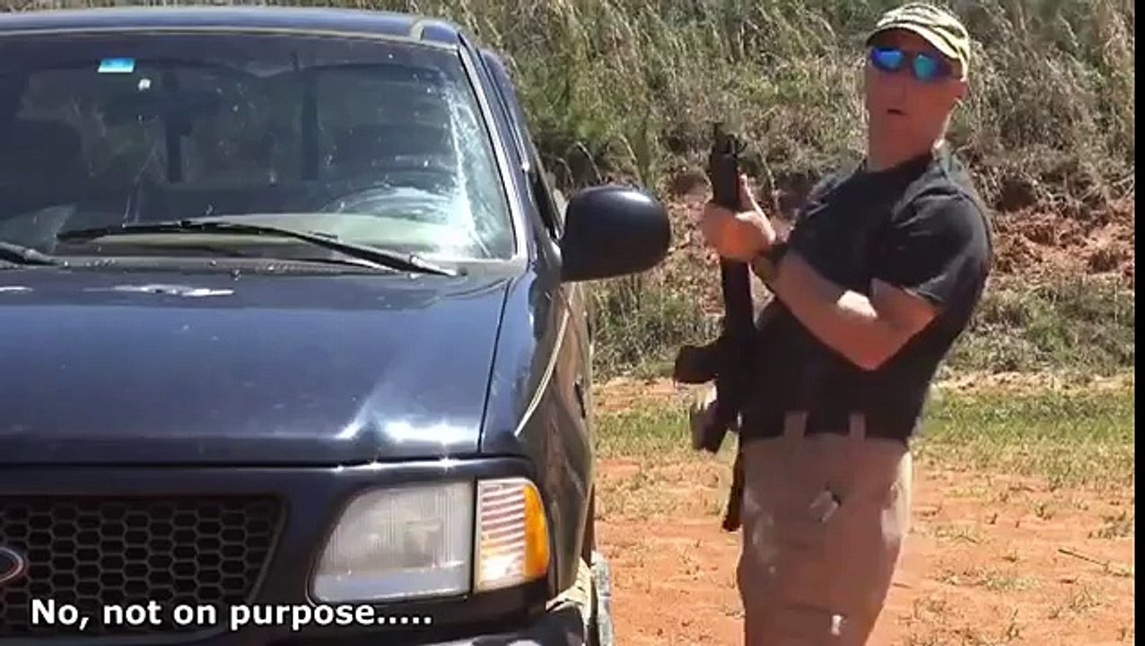 Il fait un trou dans son capot de voiture en faisant une démonstration de tire au fusil d'assaut