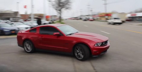 Un idiot crashe sa mustang en voulant faire le malin en pleine ligne droite