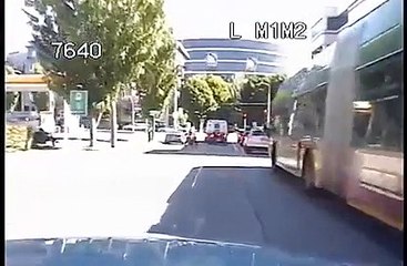 Cette flic conduit comme Schumacher avec son Gyrophare !