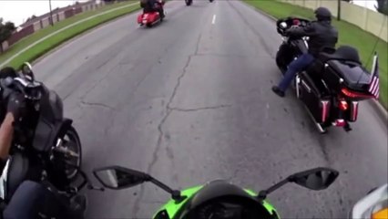 Un imbécile tente de forcer le passage face à un groupe de motards escorté par la police