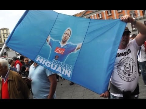 Napoli - Flash mob dei tifosi per Higuain (08.04.16)