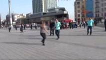 Bıçaklı Genç Kız, Taksim Meydanı'nı Karıştırdı