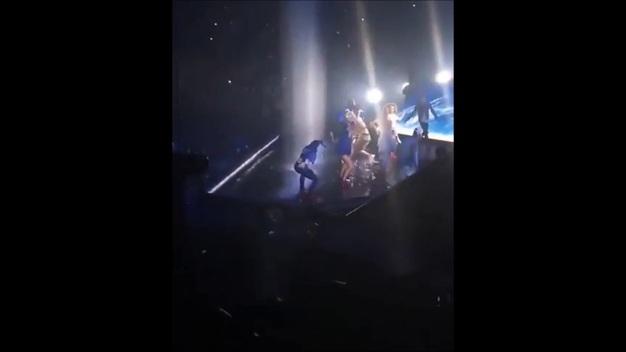 Justin Bieber chute sur scène et se fait griller en plein playback