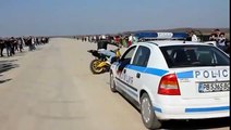 ドリフト走行のバイクが警察を挑発して高速で逃走