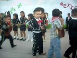 niños preescolares bailando